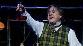 Mikael Samuelsson förvandlar sig från den snälla doktor Jekyll till den onda mr Hyde, dock utan att egentligen skrämmas alls i musikalen Jekyll & Hyde på Chinateatern.Foto: Joakim Strömholm