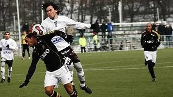 Jonas Lundmark i en duell med Kahri Stephenson.