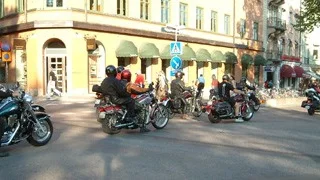 Vid 18-tiden på onsdagskvällen drog en kortege med flera hundra motorcyklister genom centrala Uppsala, och de väckte berättigad uppmärksamhet där de drog fram.