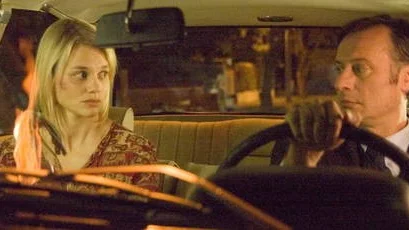 Lisa Werlinder som volontärarbetare som hamnar i trubbel och Michael Nyqvist som svenska ambassadören i Chile, Harald Edelstam, i dramadokumentären Svarta nejlikan.