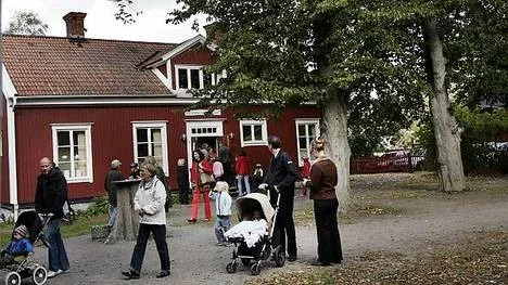 En mäklare har fått i uppdrag att genomföra försäljningen.