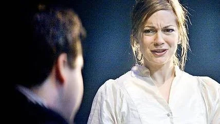 I Re: union möts ett kompisgäng igen efter tio år. Pjäsen beskrivs av de medverkande som ett kammarspel för ungdomar. På bilden syns Johannes Wanselow och Emma Peters i rollerna som Gatas och Josefin.