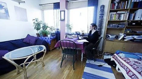 Lärarstuderande Elli-Maja Fogelqvist är van att flytta runt. Kommunens ungdomsboende på Storgatan är hennes första fasta bostad.
