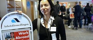 Hon hjälper yngre få arbete utomlands