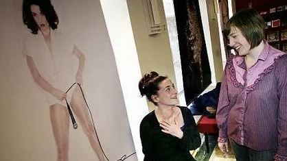 Anna Lyons och Sara Giese är nöjda med Bitterfittan-affischen. - Kylie Minogues skivomslag till Fever inspirerade mig. Affischen utstrålar precis som pjäsen kontrasten mellan den förväntade bilden av en sliten småbarnsmamma och det superfeminina och glamorösa, säger Sara Giese.