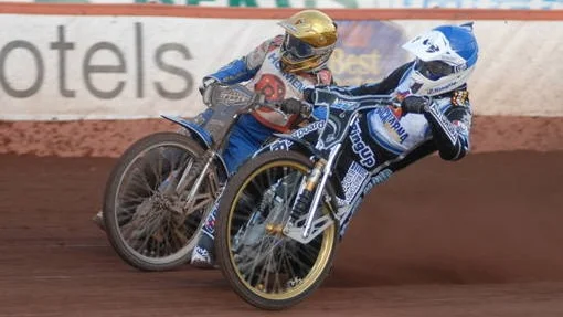 Dackarnas Andreas Jonsson utmanas av Rospiggarnas Mateusz Sceczepaniak.