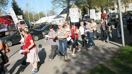 Ett 40-tal medlemmar i Vårdförbundet tågade från Tierps vårdcentral till centrum, där de skanderade slagord och delade ut flygblad.