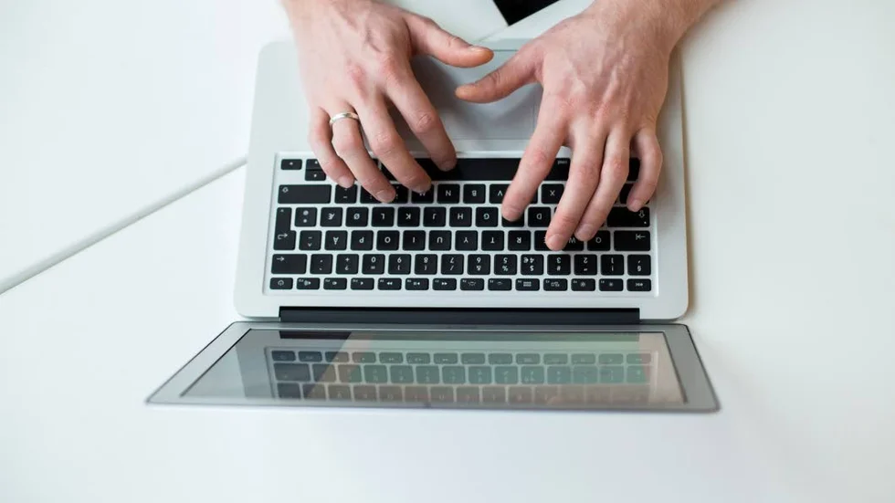 Bristande förtroende. Personalen i skolan och från IT-avdelningen litar inte riktigt på varandra och har olika mål med verksamheten. Det visar en granskningsrapport.