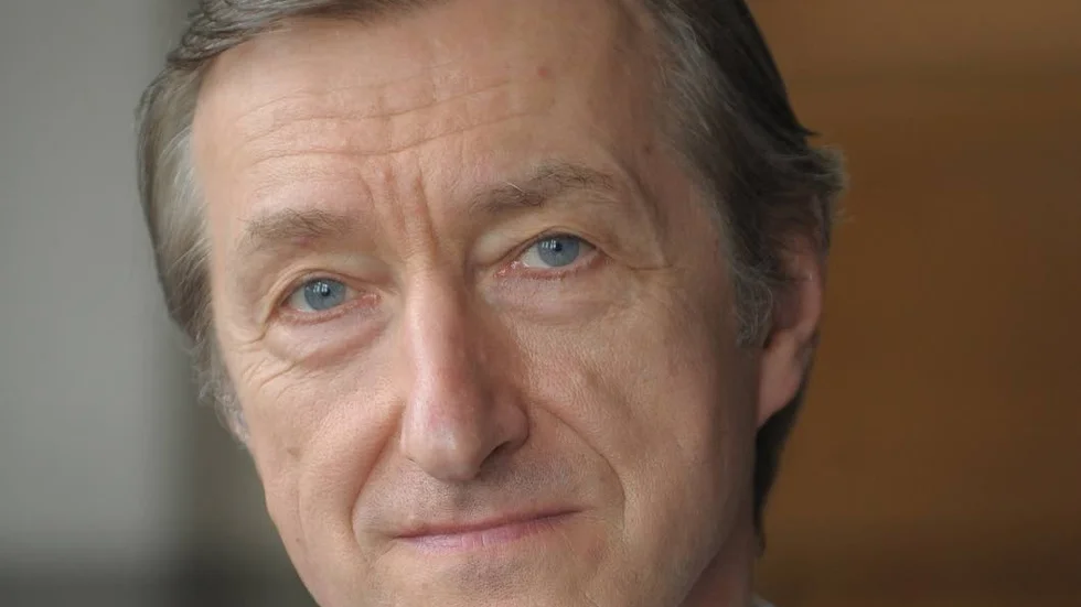 Julian Barnes har skrivit en stridsskrift mot alla idéer om att konsten ska tjäna ett visst syfte.