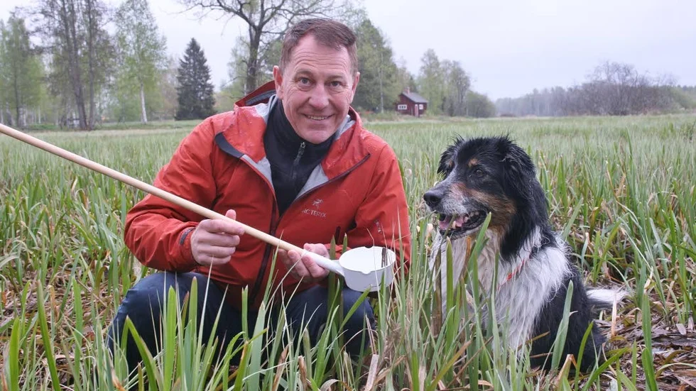 Jan Lundström i sällskap med myggbekämpningsteamets fyrbente medlem, blandrashunden James Bond.