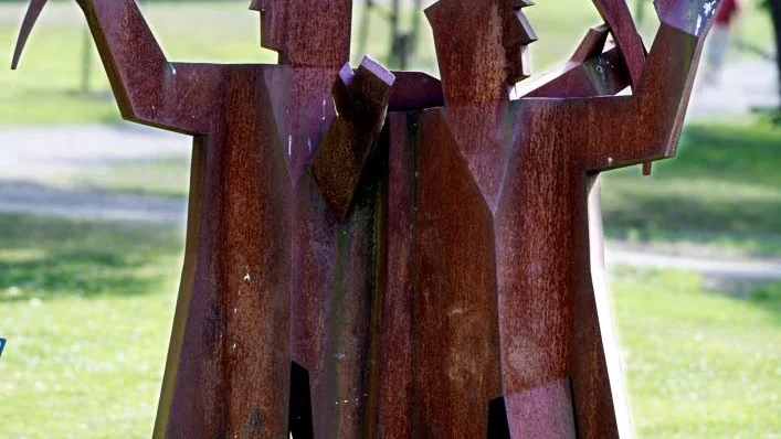 Monument. Minnesmärke över Gunnar Wennerberg som skrev Gluntarne. Skulpturen kallas ”Glunten och Magistern” och skulptör är Thomas Qvarsebo. ”Herre min Gud hvad den månen lyser” står det över statyn som pekar mot gatlycktorna på Drottninggatan.