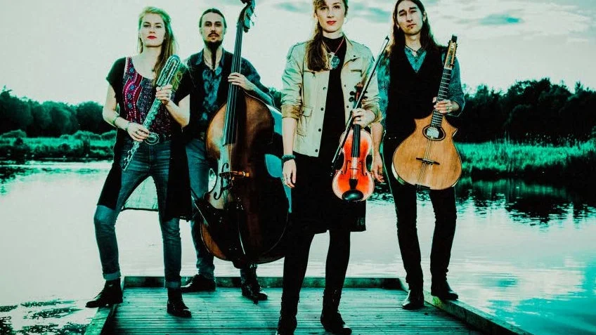 Redo för debut. Säde Tatar, Daniel Dluzewski, Natasja Dluzewska och Gabbi Dluzewski utgör gruppen Fränder som nu släpper sitt självbetitlade debutalbum.