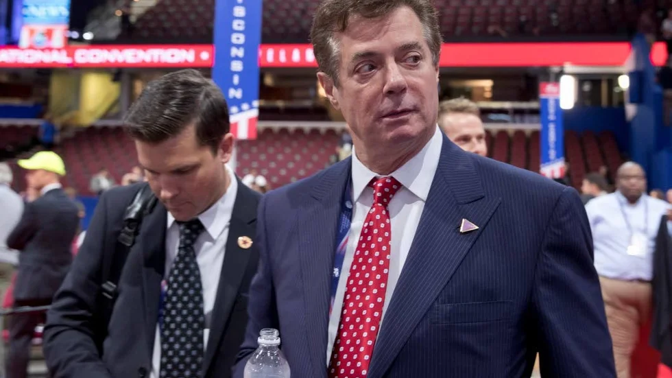 Åtalad på tolv punkter. Donald Trumps förre kampanjchef Paul Manafort på Republikanernas konvent i Cleveland förra året.