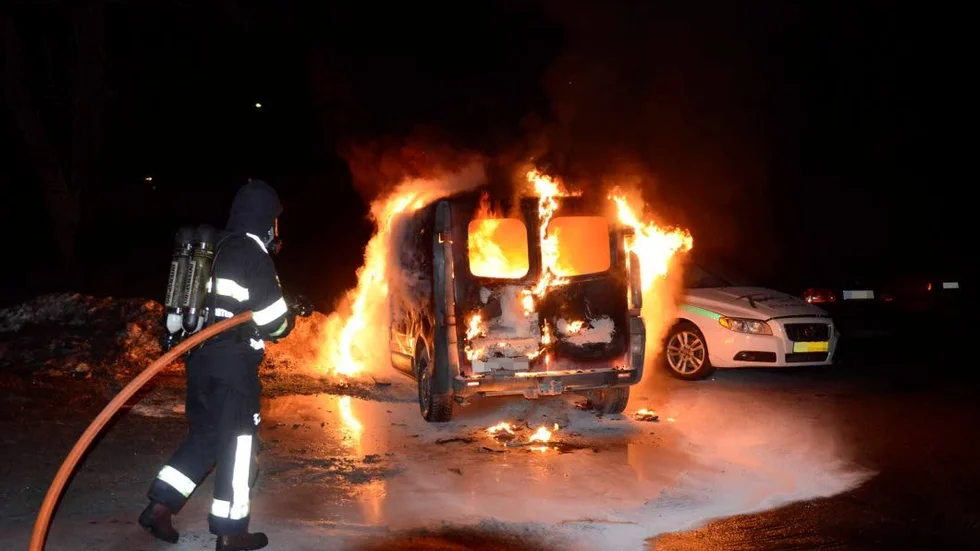 Åtal. 25-åringen har åtalats för att ha tänt eld på en bil.