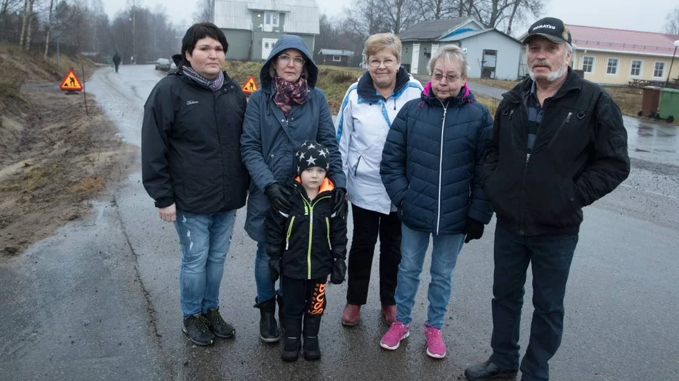 Efter en månad i mörker har människorna i byn Jämtön fått upp hoppet om en ljus första advent. De är ändå besvikna på Luleå kommun eftersom det har tagit nästan en månad att åtgärda kabelbrottet som har orsakat problemen.  Från vänster: Viveka Drugge, Johanna Strand-Markström, Gullan Rosenstam, Eva Drugge samt Bo-Erik Drugge. Längst fram: Hugo Markström.