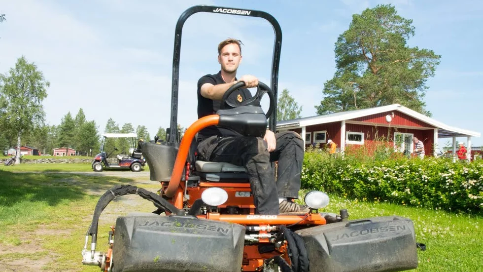 Linus Bylund har arbetat på Luleå Golfklubb i tio år och vet precis hur man ska gå tillväga för att få en trimmad gräsmatta.