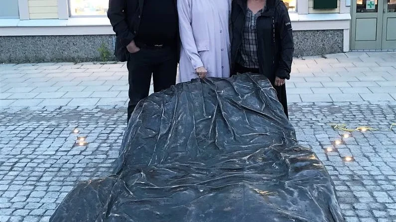 Leif Häggbo, Övertorneå kommuns kultur-och fritidskoordinator, konstnären Helena Byström och manusförfattaren Marita Mattson Barsk vid skulpturen ”Tornedalskvinnan” vid invigningen.