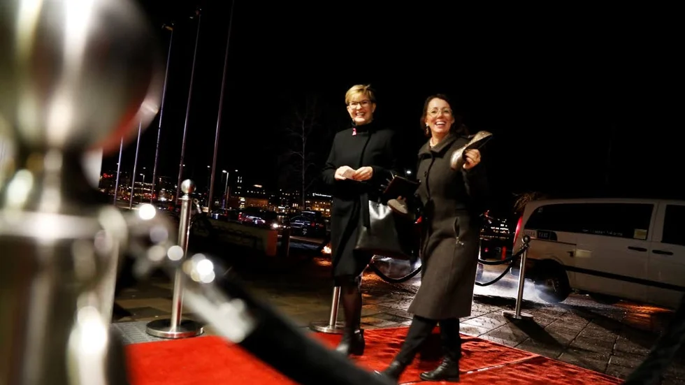 Galan är igång! Cecilia Hjelte och Ylva Löwenborg från Ericson & Hjelte är på väg in i arenan och ser fram emot en festsprakande kväll.