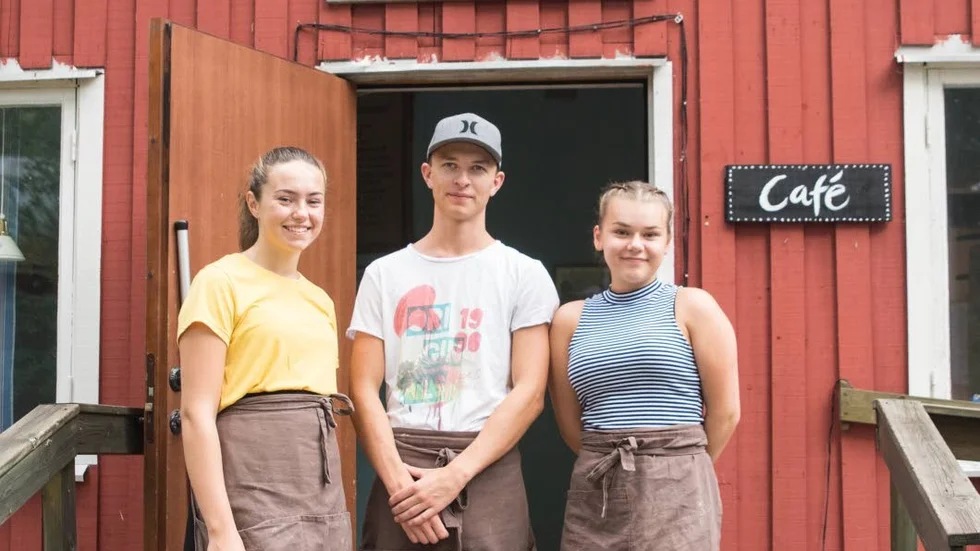 Elsa Jakobsson, Vilgot Jakobsson och Cecilia Lindström driver Moster Mockis sommarcafé i Mockträsk byagård.
