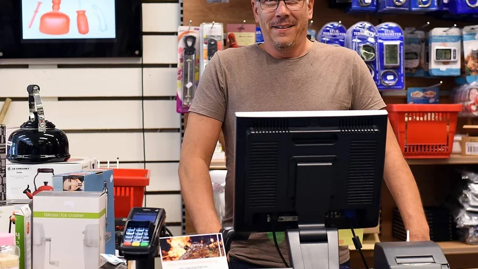 Peder Näslunds Lyckas med mat startades som en webbutik för elva år sedan. Företaget har sedan vuxit från familjens villakällare till butiken och lagerlokalen i Skutviken.