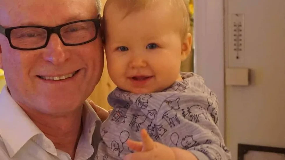 Företagaren. Peter Lindbäck har startat eget från den 1 januari. Här med barnbarnet Leah.