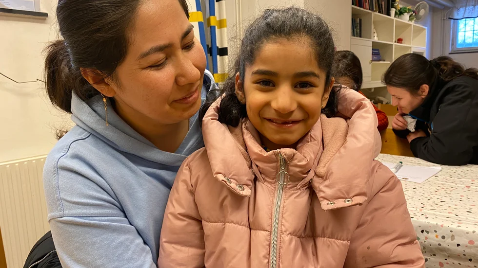 8-åriga Arezos har ett allvarligt hjärtfel som måste opereras. Hennes mamma Adela är mycket orolig för dotterns hälsa om de tvingas åka till Slovenien, som de fått besked om.