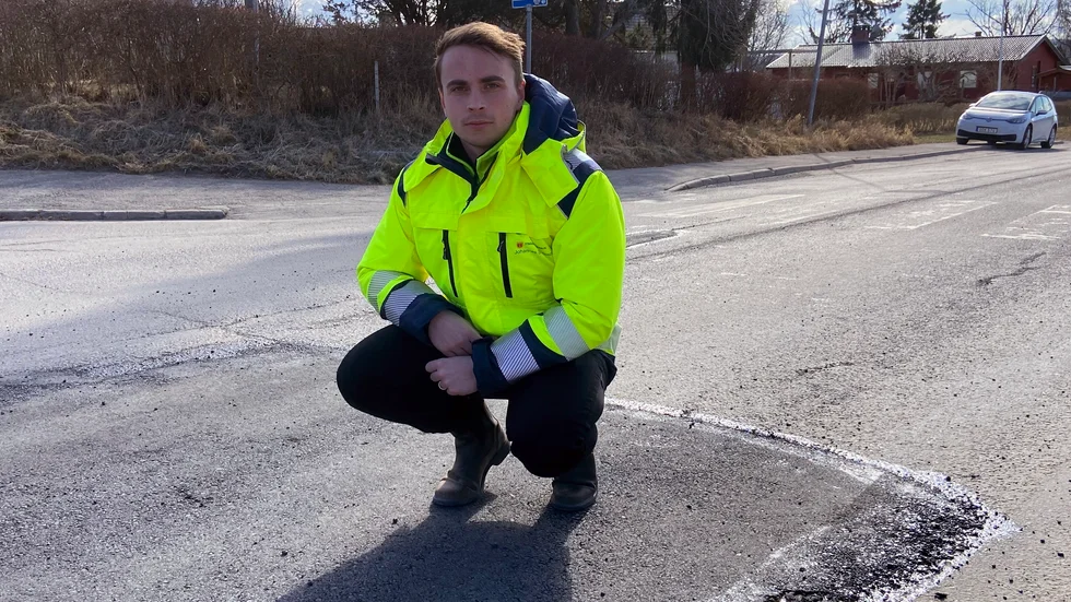 Johannes Swensson, Strängnäs kommun, berättar att den buckliga Slottsbrinksvägen åtgärdas först nästa år. "Sevabs entreprenad kommer förhoppningsvis igång i oktober." Däremot finns det pengar för att med start i juni asfaltera Biskopskvarnsleden.