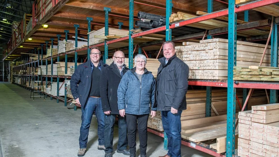 Fredrik Lidberg, Jan Lidberg och Nancy Lidberg från Lidbergs Trä samt Henrik Morin, vd XL-BYGG Stenvalls.