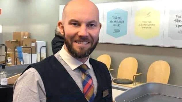 Bodens kommunalråd, Claes Nordmark, praktiserade på Systembolaget under fredagen.