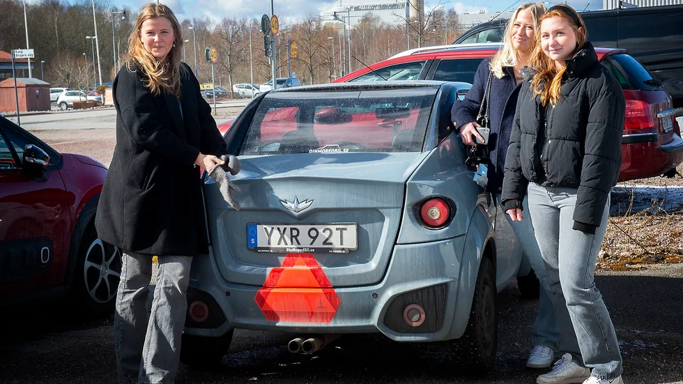 Nelli Dahl, Alice Sigurdh och Livia Dahlrot vid gratisparkeringen, inte så långt ifrån Kunskapsskolan i Nyköping.