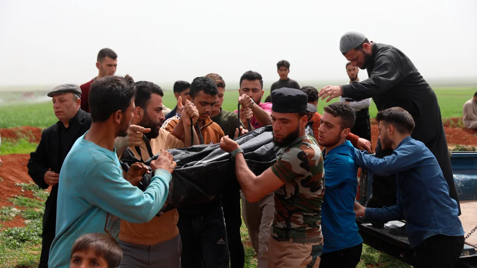 Begravning av ett barn som dödades av syriska regimens flyganfall i syriska Idlib-provinsen.