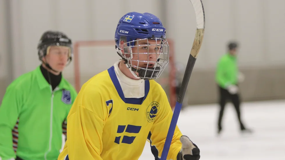 För en månad sedan gjorde Gustaf Doktare debut i P17-landslaget. Det lär bli fler framträdanden i den blågula tröjan. Nu är han en av tre KVBS-spelare som är uttagna i P19-truppen.
