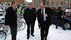 Jag vill att invandrarorganisationer och ungdomsorganisationer bildar opinion och reflekterar kring mordet på Fadime, säger statsminister Göran Persson till UNT.
