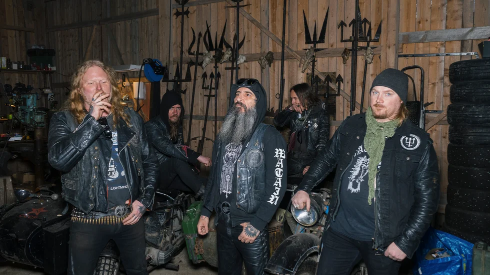 Watain består av Pelle Forsberg, gitarr, Hampus Eriksson, gitarr (live), Alvaro Lillo, bas (live), Erik Danielsson, sångare, och Emil Forcas, trummor (live). Håkan Eriksson, trummor, var inte med vid fototillfället. 