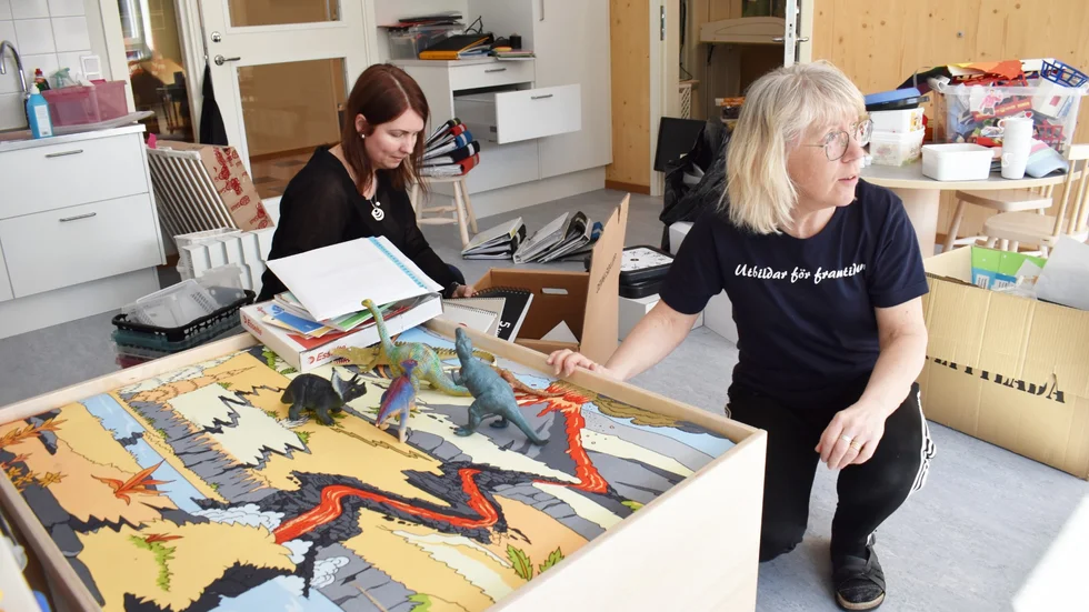 Linda Anderbygd och Annika Kågström har två dagar på sig att ställa i ordning avdelningen Hjärtat. 