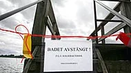Badet avstängt pga koliebakterier, står det på skylten vid badet i Wik.