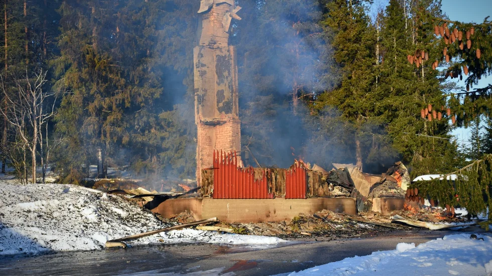 På morgonen var villan totalförstörd och öppna lågor slog fortfarande ut från grunden.