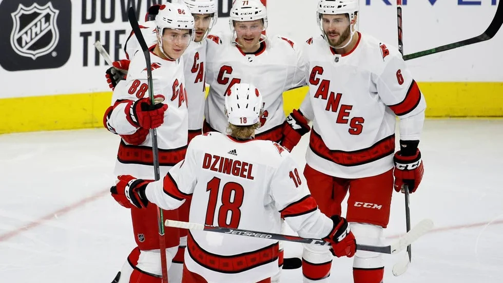 Carolina Hurricanes firar mål i sitt vita bortaställ