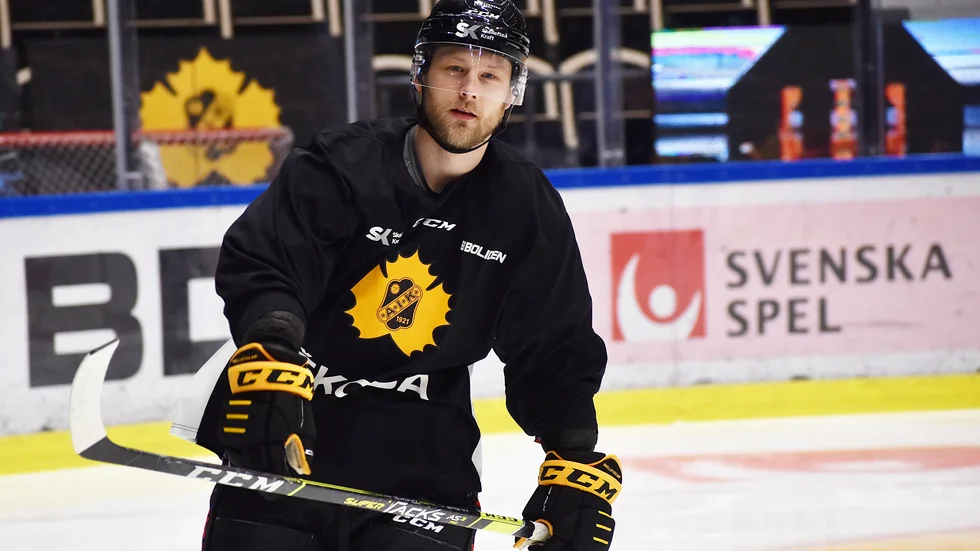 På måndagsträningen möttes Sporten av en glad och hoppfull Oscar Möller, som ser fram emot match tre mot Färjestad och förhoppningsvis en publikfest i Skellefteå Kraft Arena: ”Det betyder jättemycket”.