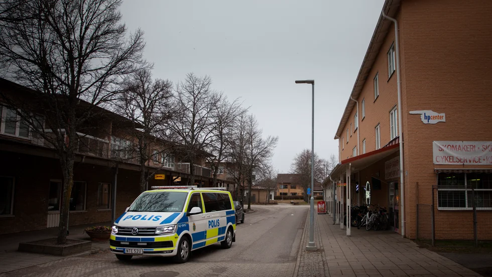 Polisen har ökat sin närvaro i Lambohov efter flera händelser i mars. Den 21 mars omhändertogs och avlägsnades flera personer efter ett ingripande och i samma vecka förstördes flera bilar i en omfattande brand.

