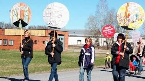 Emelie Göransson, Kerstin Lindvall, Peggy Holmgren och Kristina Woxdal Pihl demonstrerade med fackförbundet kommunals banderoll.