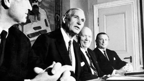 Marcus Wallenberg, bank- och industriman, tvåa fr v) under ett möte.