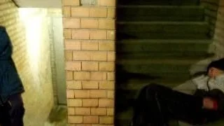 Bild på gatubarn i Rumänien som sniffar lim. De faller ofta offer för narkotikalangare och pedofiler. Arkivbild.