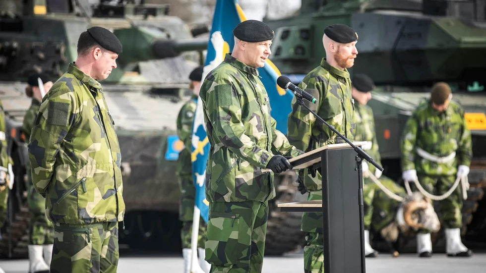 Arméchef Karl Engelbrektsson höll tal i samband med att Mattias Ardin (till vänster) lämnade över ansvaret till Magnus Frykvall (till höger).