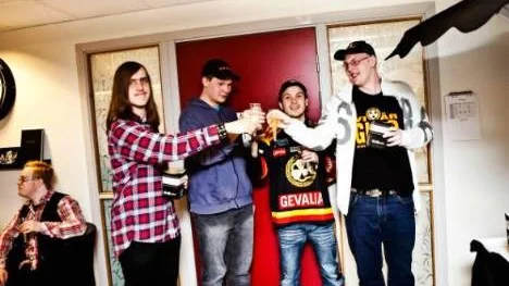 Kvartetten Kim Gustafsson, Joakim Hellgren, Bilal Hamze och Joakim Hed firar filmpremiären.