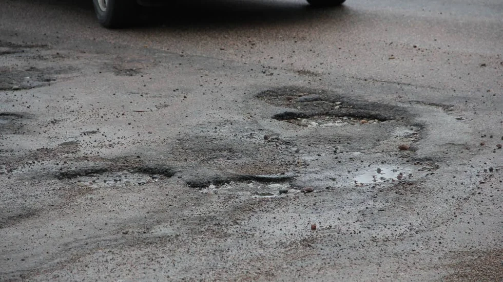 För vem är kommunen till? Hålen i vägbanan i Morgongåva växer hela tiden men borde snabbt kunna åtgärdas.
