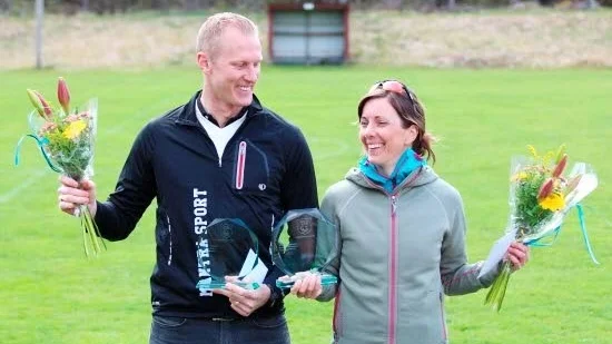Prisade. Björn Winell med Josefine Hägglöf prisas efter Jumkils terräng-duathlon.