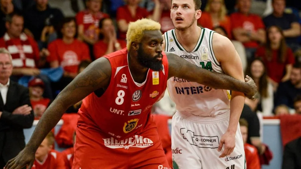 UPPSALA 20150426
Uppsalas Brice Massamba motar Södertäljes Aaron Anderson under den 4:e finalmatchen i basketligan mellan Uppsala och Södertälje Kings.
Foto: Pontus Lundahl / TT / kod 10050
