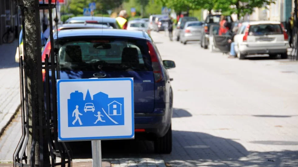 7 kilometer i timmen är hastigheten som gäller på den här delen av Centralgatan i Tierp.