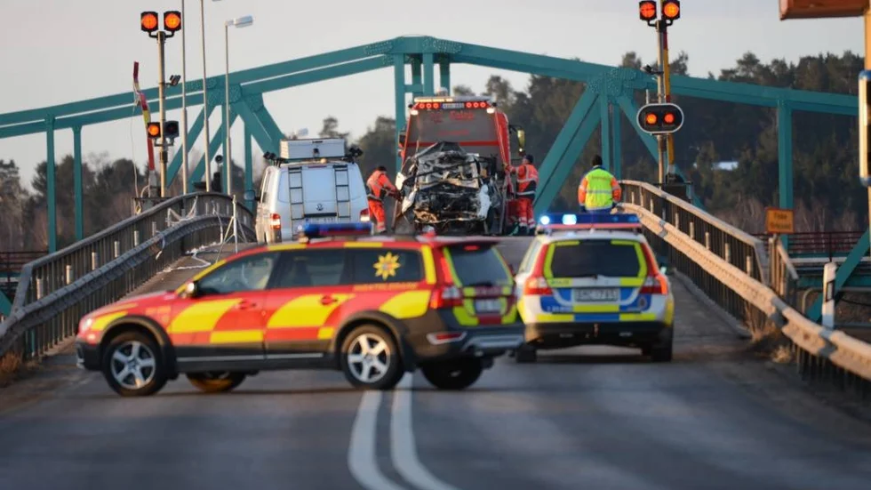 ENKÖPING 20130312
Två har personer drunknat sedan deras bil gått ner i Mälarens vatten vid en polisjakt i Enköpingstrakten. Bilen hade forcerat vägbommar och kört ner från en öppen bro. Ett omfattande räddningspådrag pågick med dykare, ambulans, bärgare och svävare under natten till tisdagen.
Foto: Fredrik Sandberg / SCANPIX kod 10080